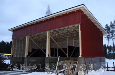 Palikoiden päälle tulee nätisti myös rakennus..