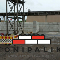 Kuva voi huijata, leveyttä rakenteella 25m ja korkeutta 3,2m @Karjalan Betoni Oy