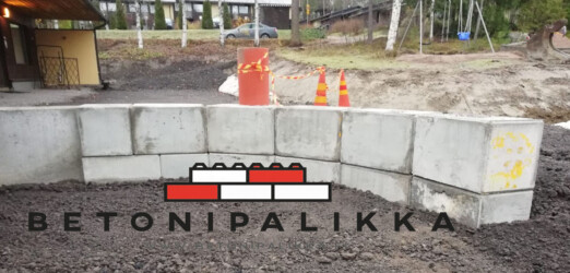 Kaareva seinä. Kuvassa vielä työ kesken.