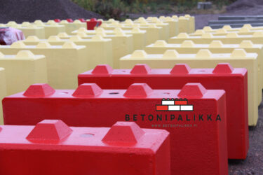 Maalattu betonipalikka liikenne-este.