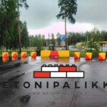 Liikenne este yhdistelmä - tolpat ja kilpi