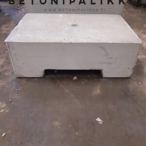 Trukkipiikeillä siirrettävä betonipaino.